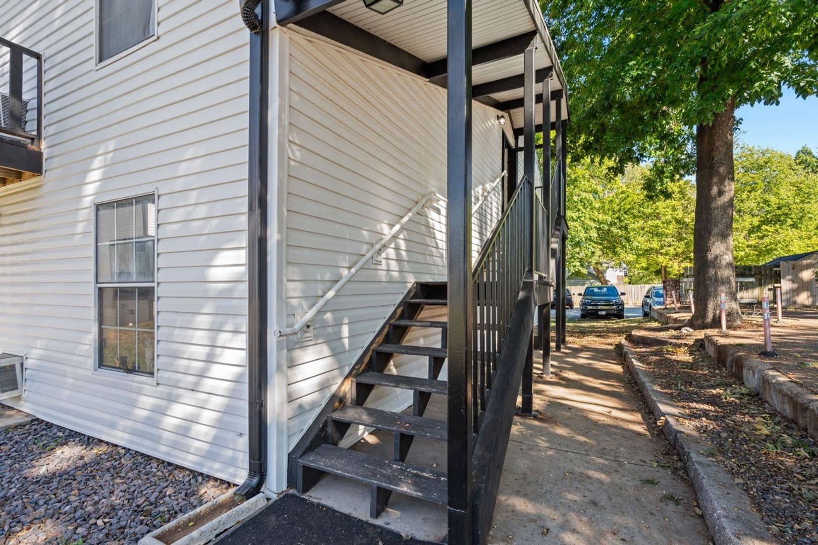 Springfield Apartment: 1015 E Walnut St