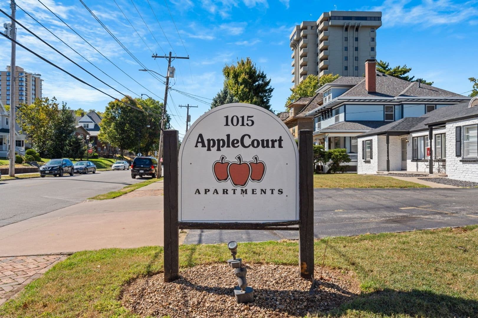 Springfield Apartment: 1015 E Walnut St