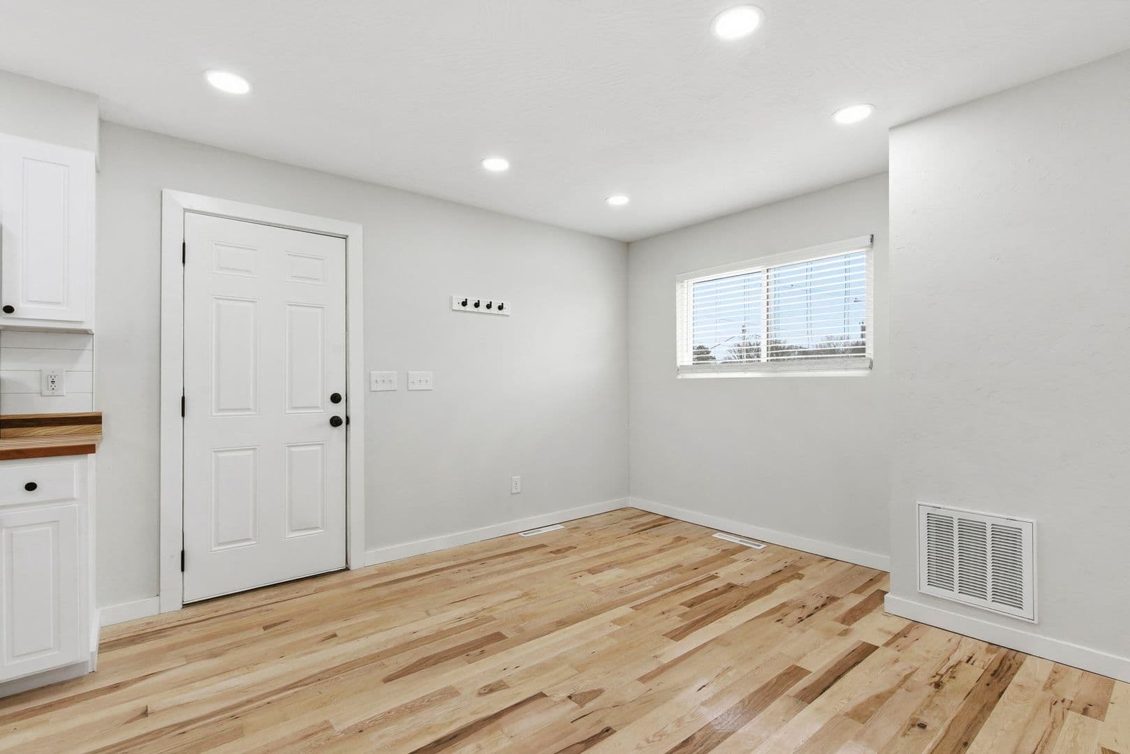 Springfield Apartment: 2831 E University