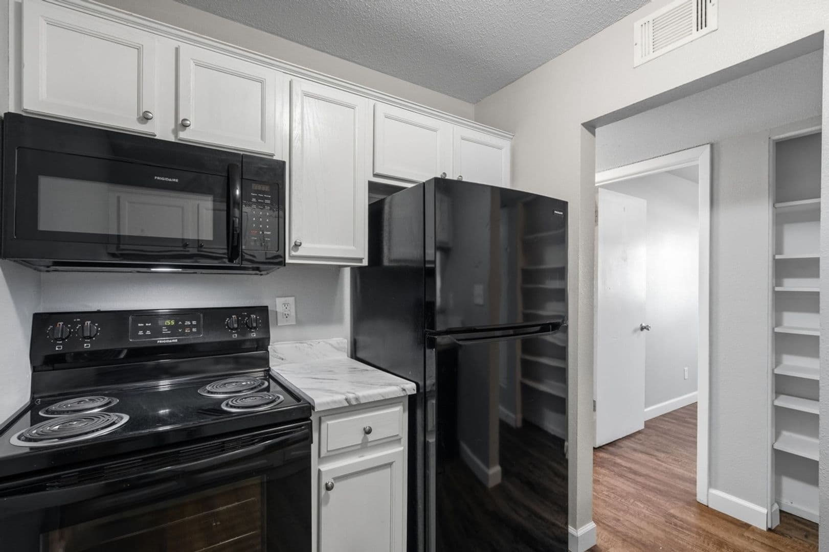 Springfield Apartment: 1010 E Elm St