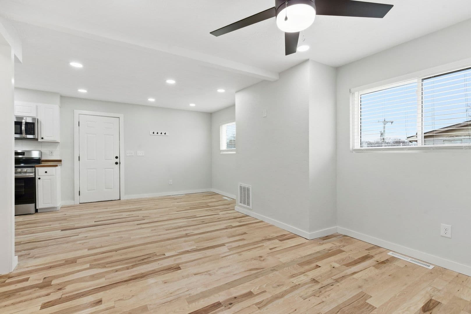 Springfield Apartment: 2831 E University