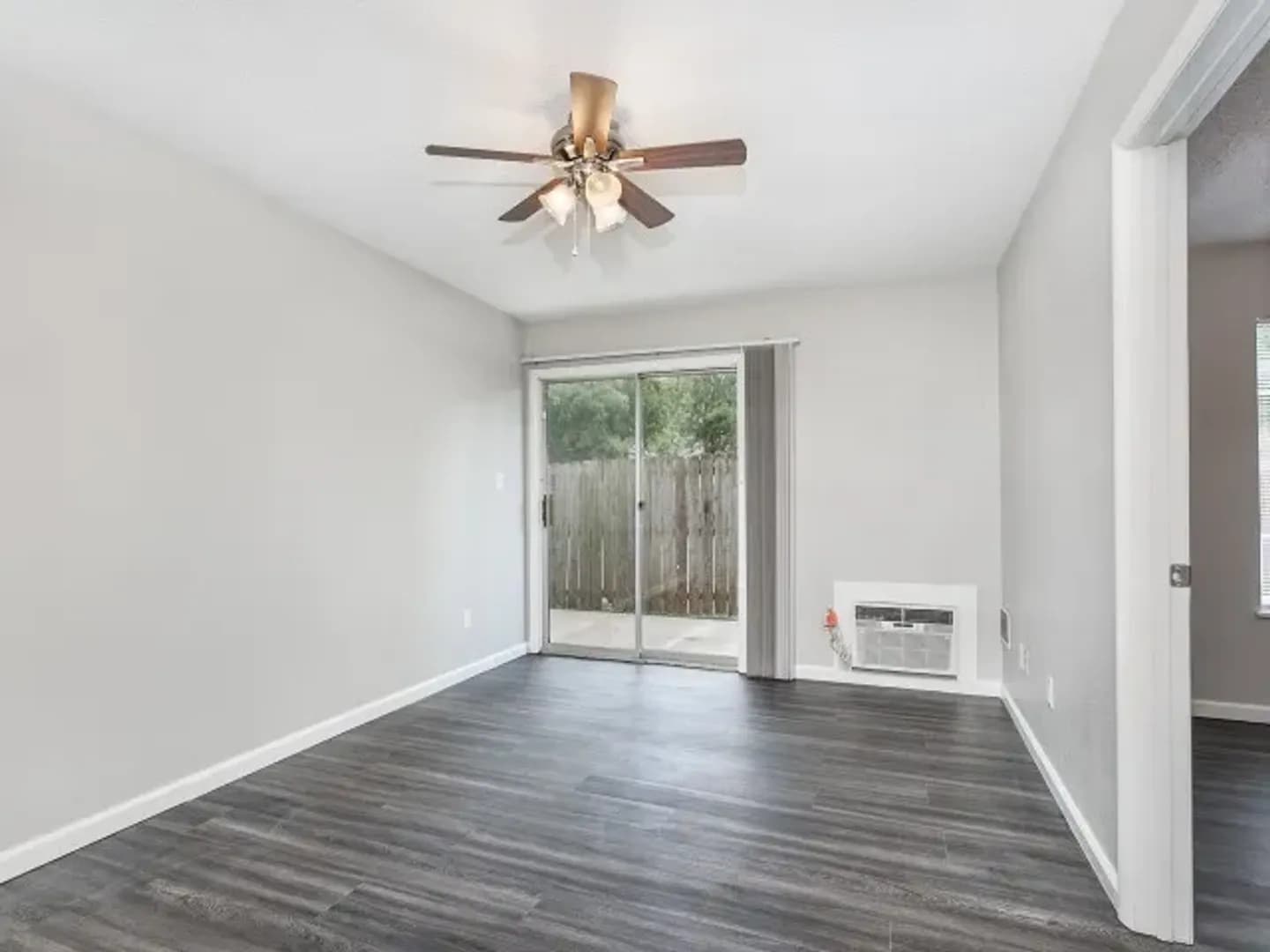 Springfield Apartment: 1015 E Walnut St