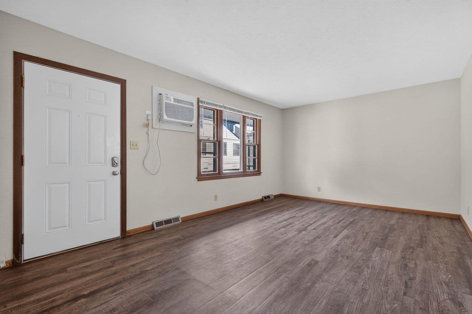 Springfield Apartment: 1015 E Walnut St