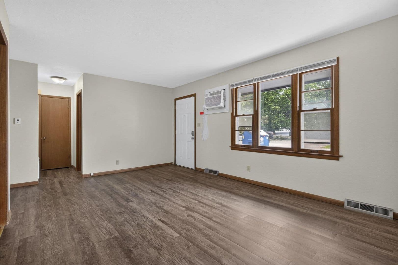 Springfield Apartment: 1015 E Walnut St