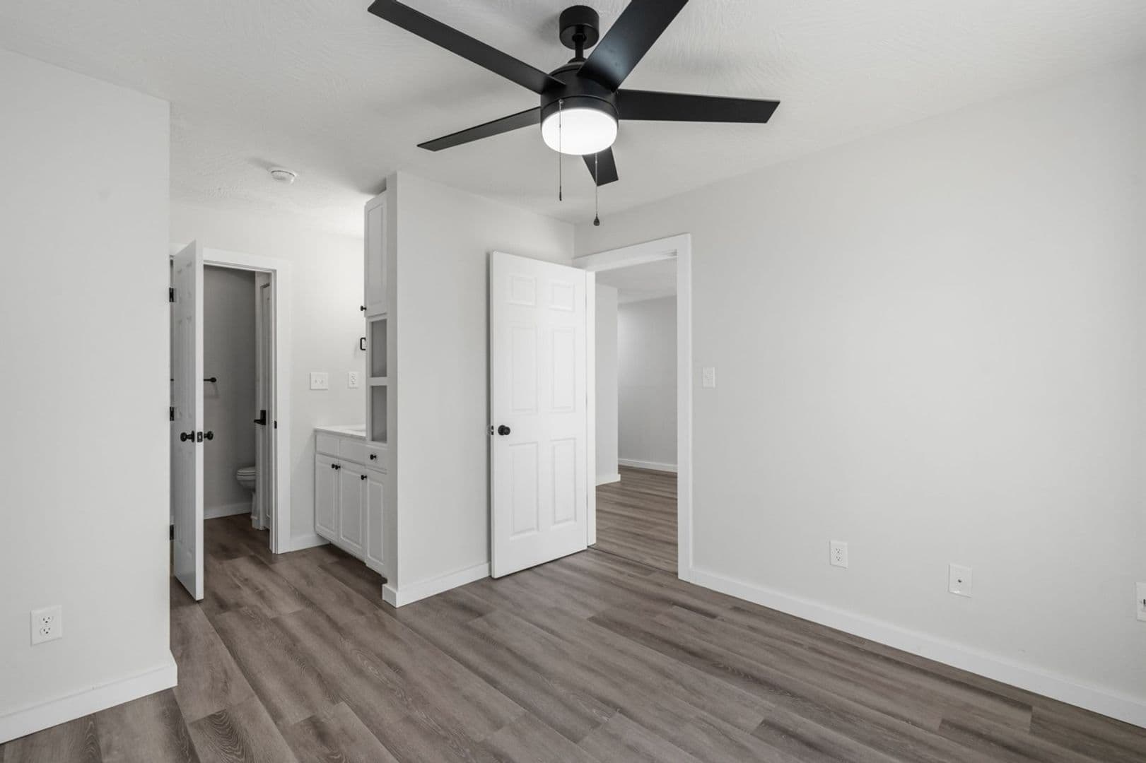 Springfield Apartment: 1015 E Walnut St