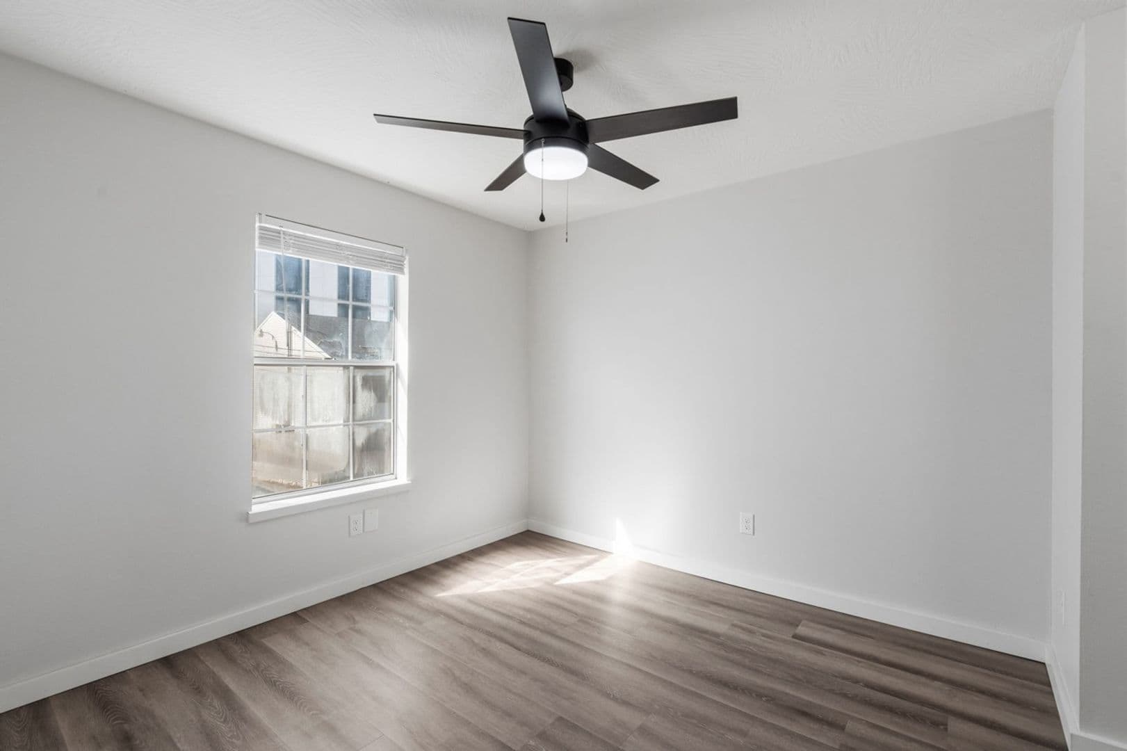 Springfield Apartment: 1015 E Walnut St