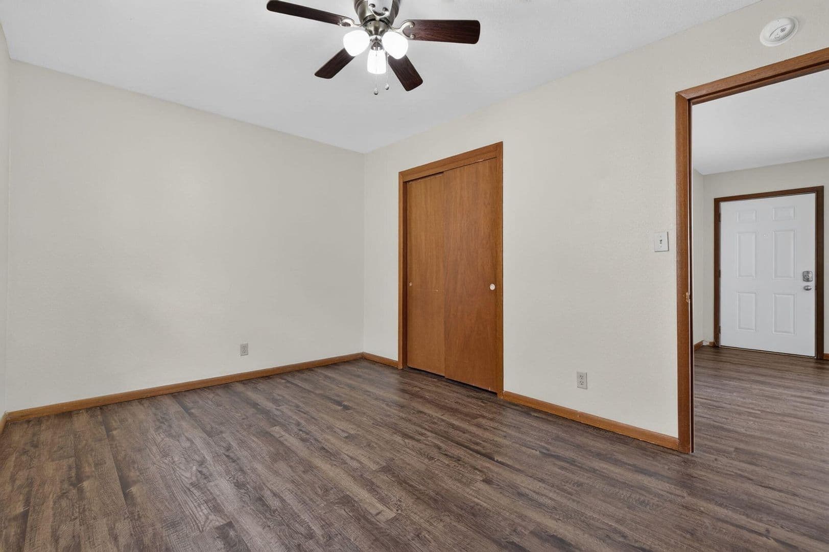 Springfield Apartment: 1015 E Walnut St