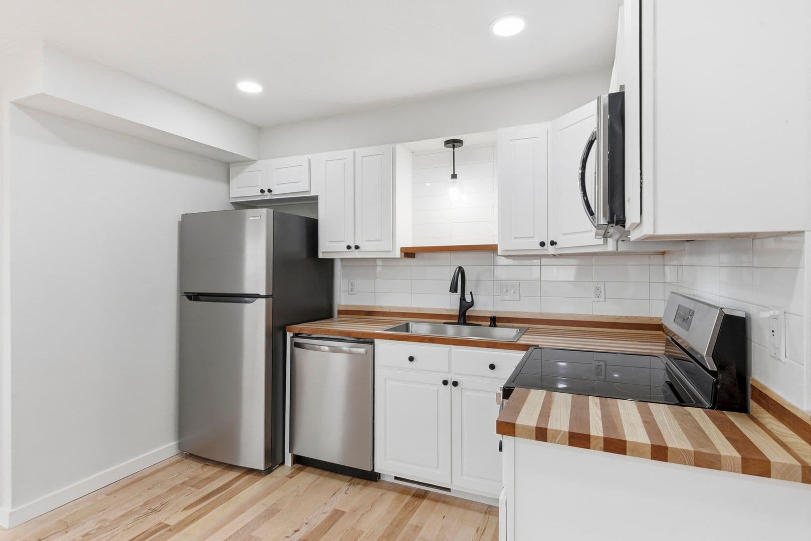 Springfield Apartment: 2831 E University