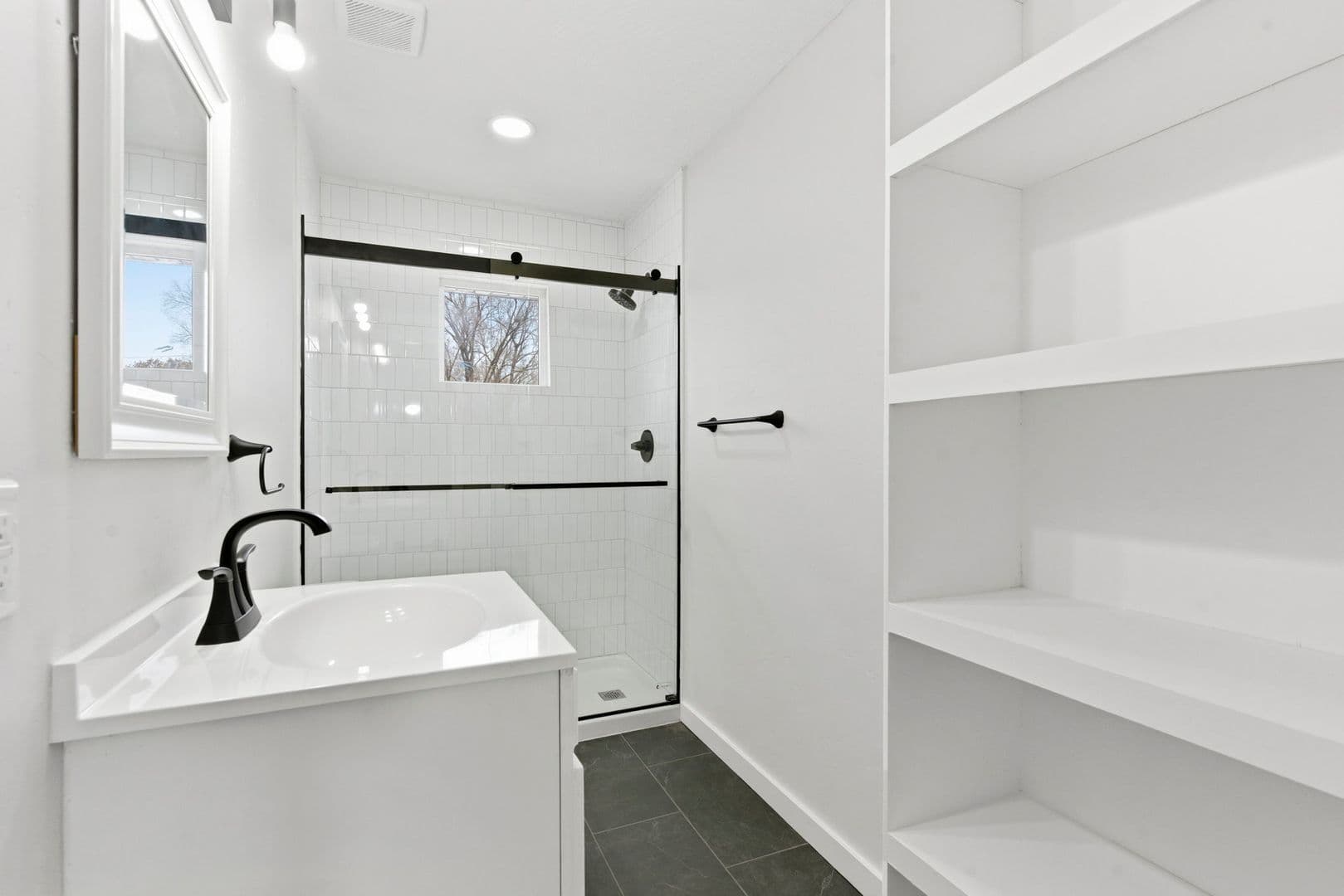 Springfield Apartment: 2831 E University