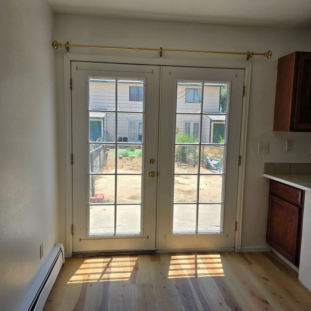 Clifton Apartment: 3247 1/2 Main St.