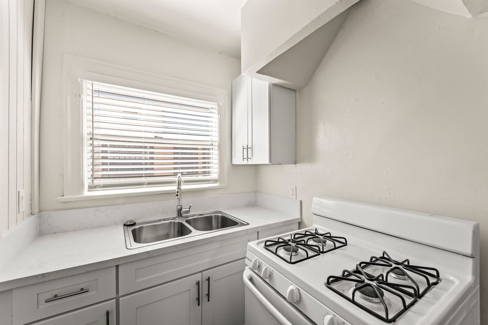 Los Angeles Apartment: 314/316 W 50th St.