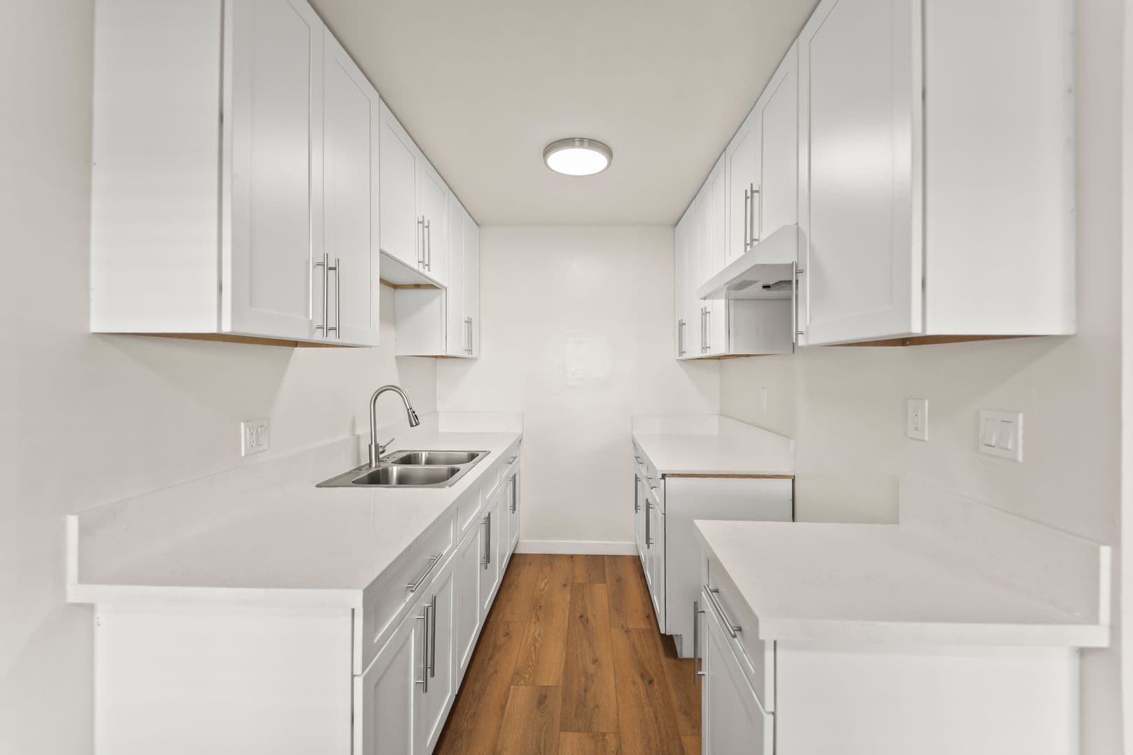 Los Angeles Apartment: 3205 W 60th St
