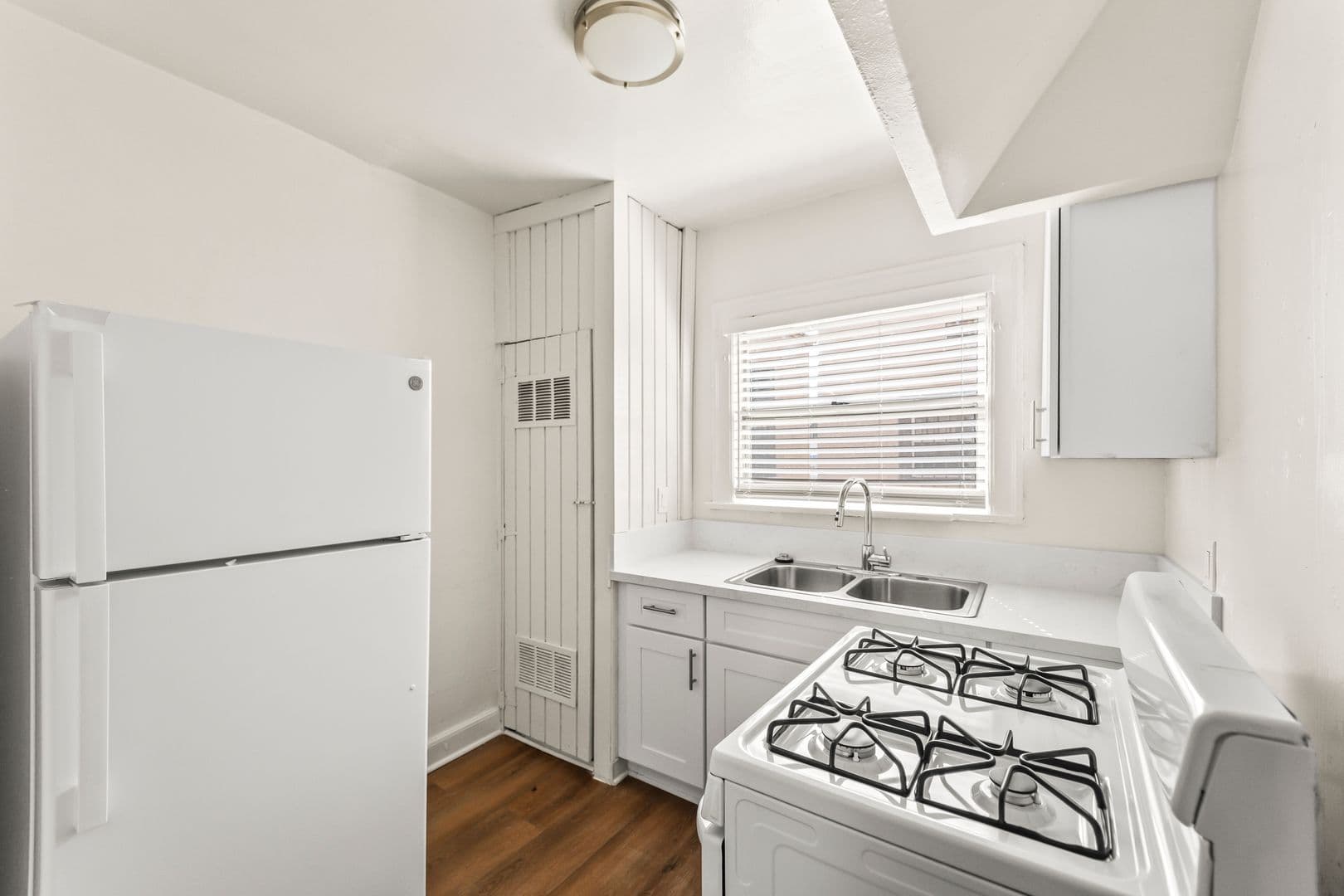 Los Angeles Apartment: 314/316 W 50th St.