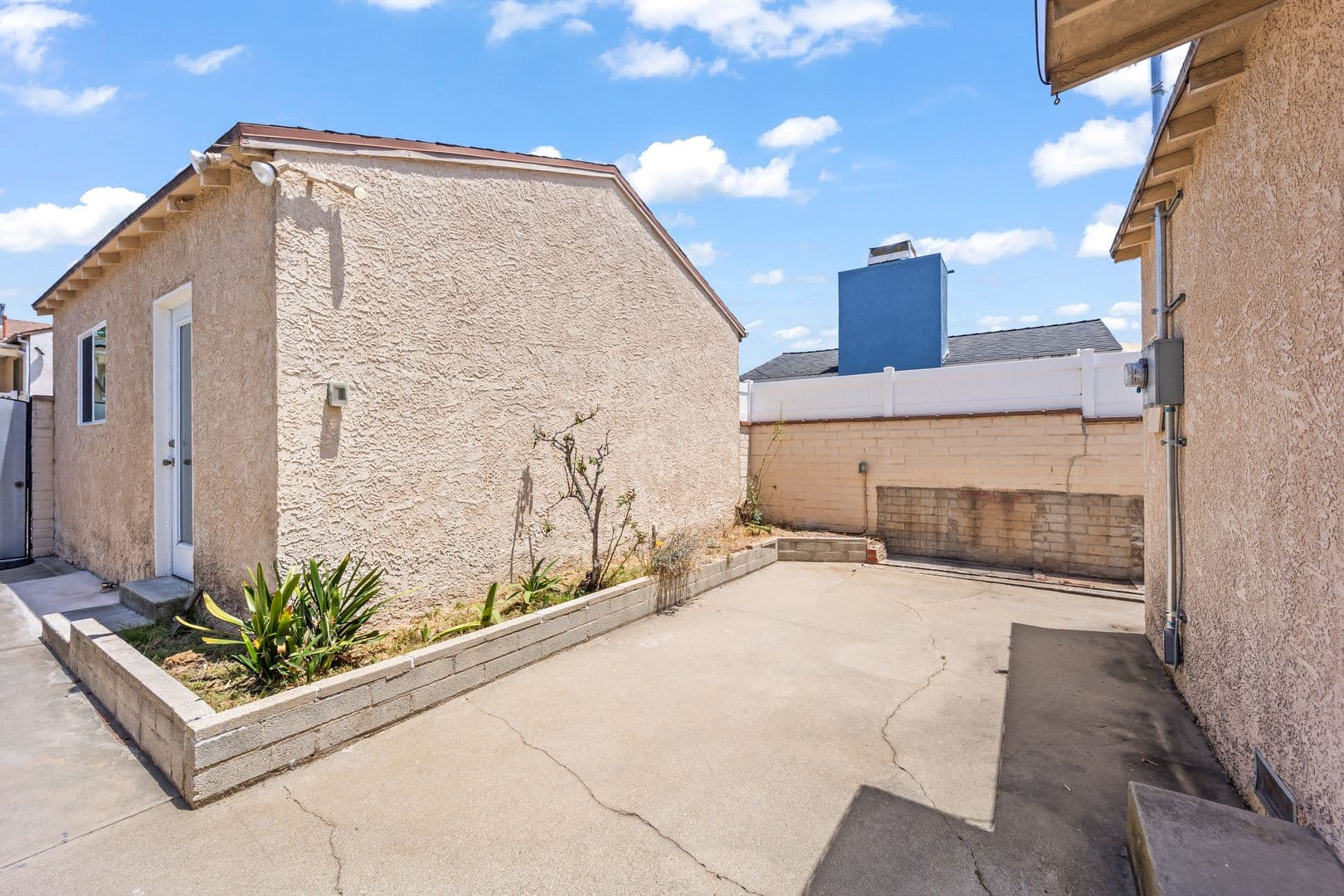 Los Angeles House: 8016 Denrock Ave