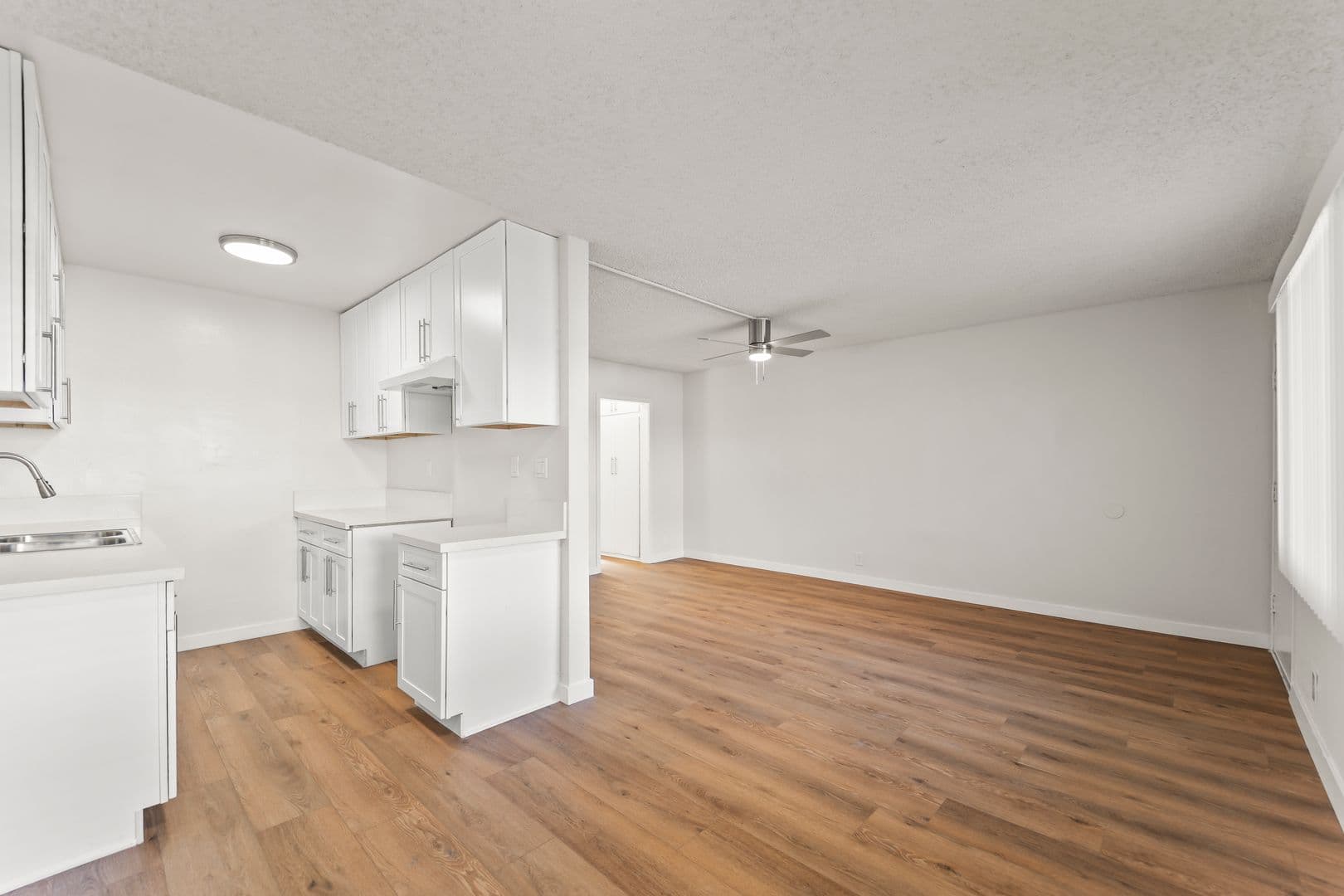 Los Angeles Apartment: 3205 W 60th St