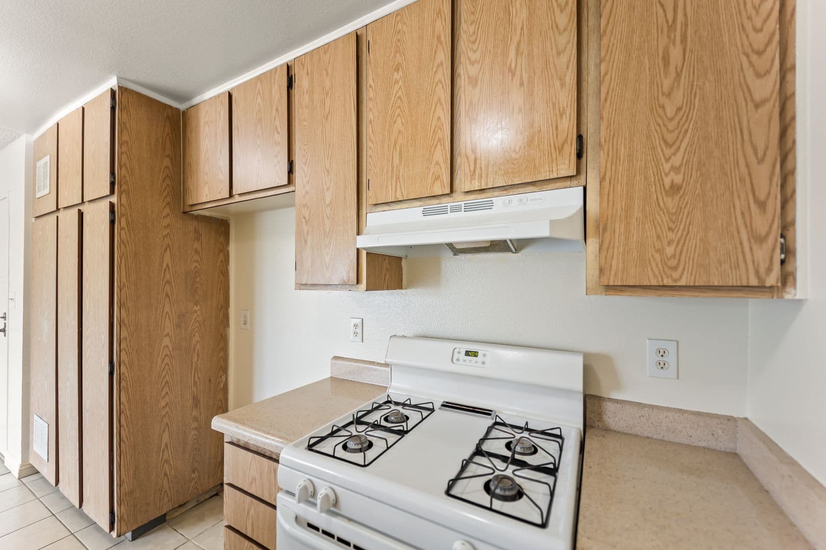 Los Angeles Apartment: 1620 Bridge St.