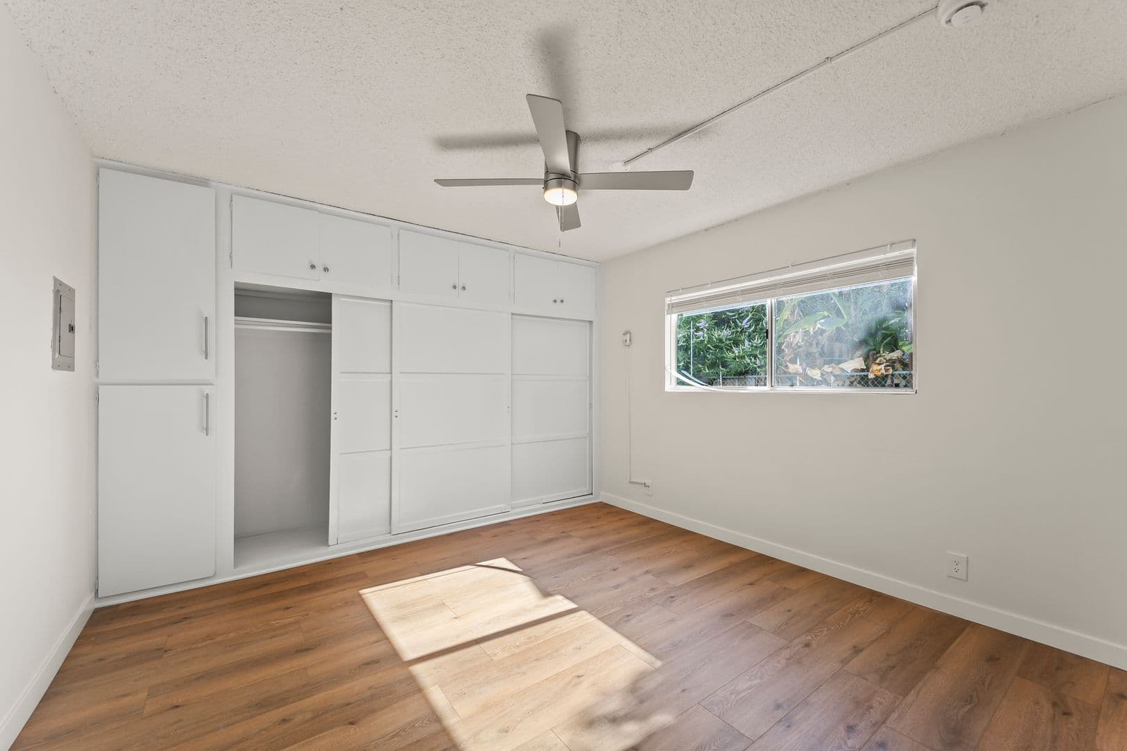 Los Angeles Apartment: 3205 W 60th St