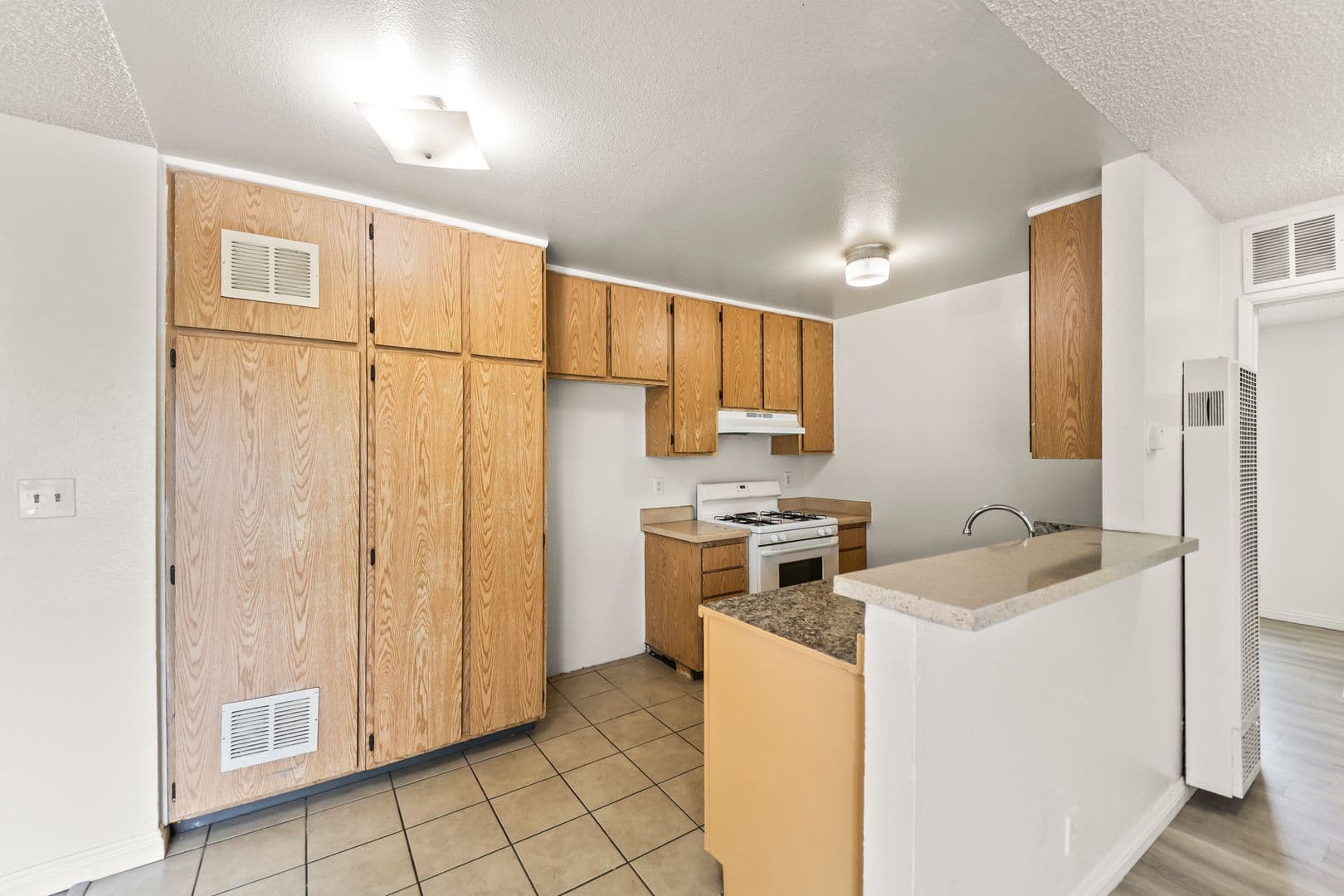 Los Angeles Apartment: 1620 Bridge St.