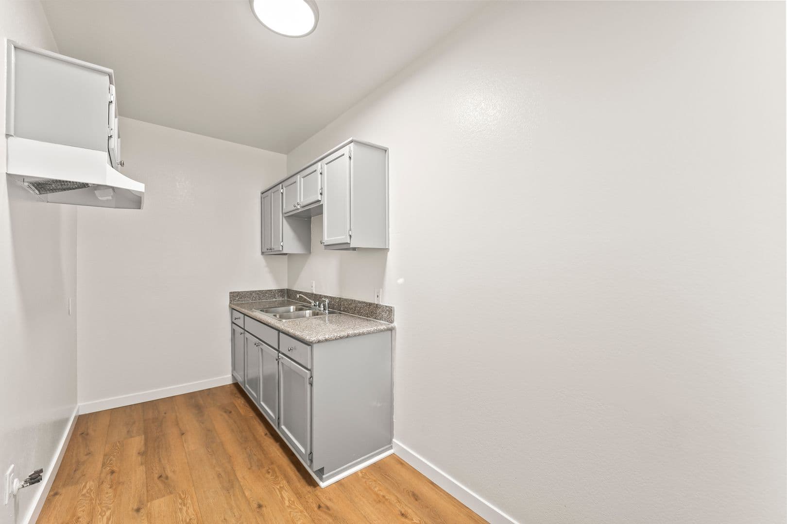 Los Angeles Apartment: 842 West 83rd Street