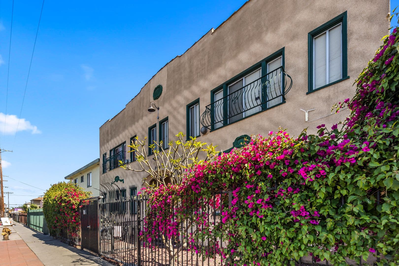 Los Angeles Apartment: 842 West 83rd Street