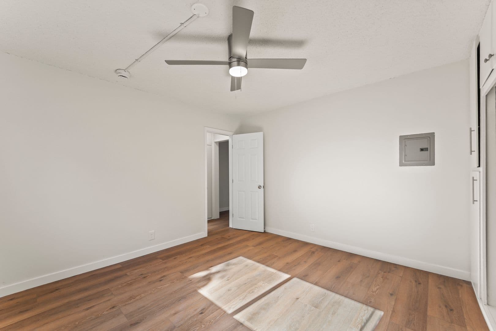 Los Angeles Apartment: 3205 W 60th St