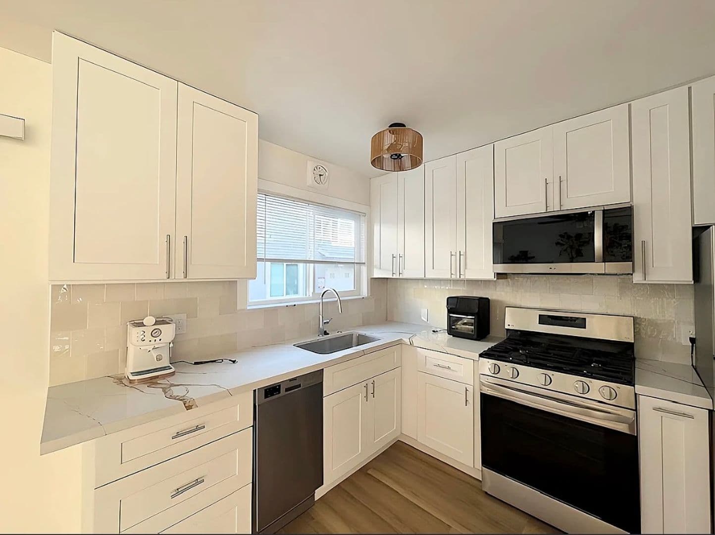 Sherman Oaks Apartment: 4462 Murietta Ave