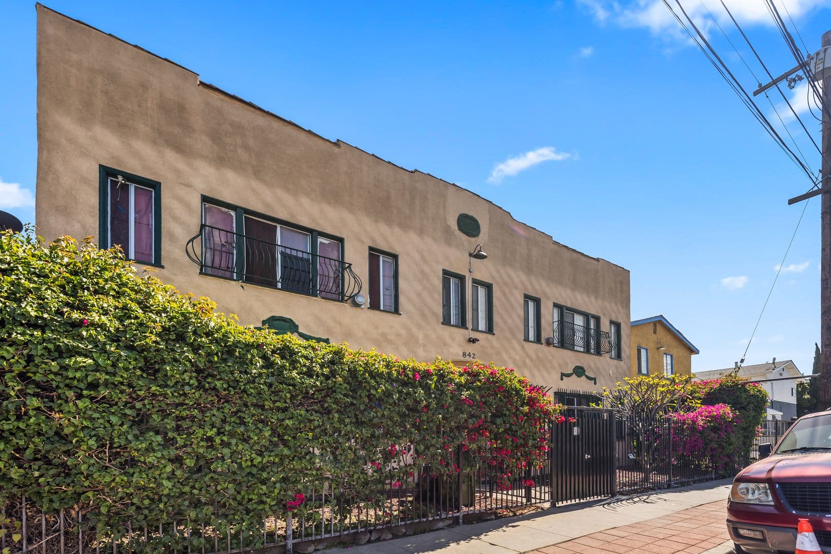 Los Angeles Apartment: 842 West 83rd Street
