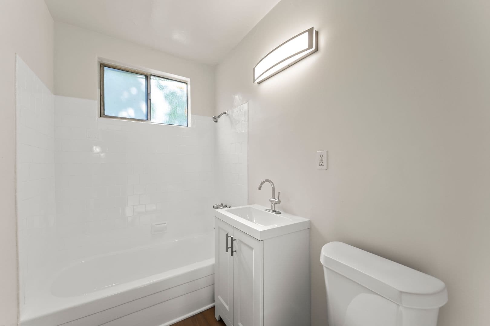 Los Angeles Apartment: 3205 W 60th St