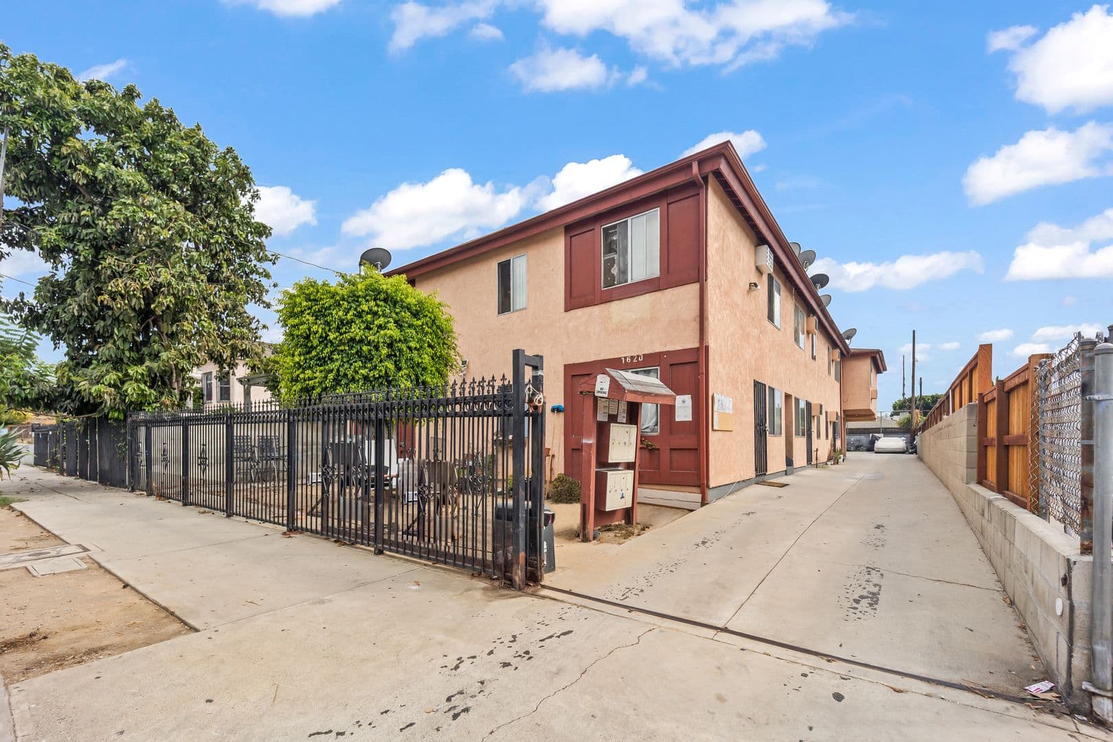 Los Angeles Apartment: 1620 Bridge St.