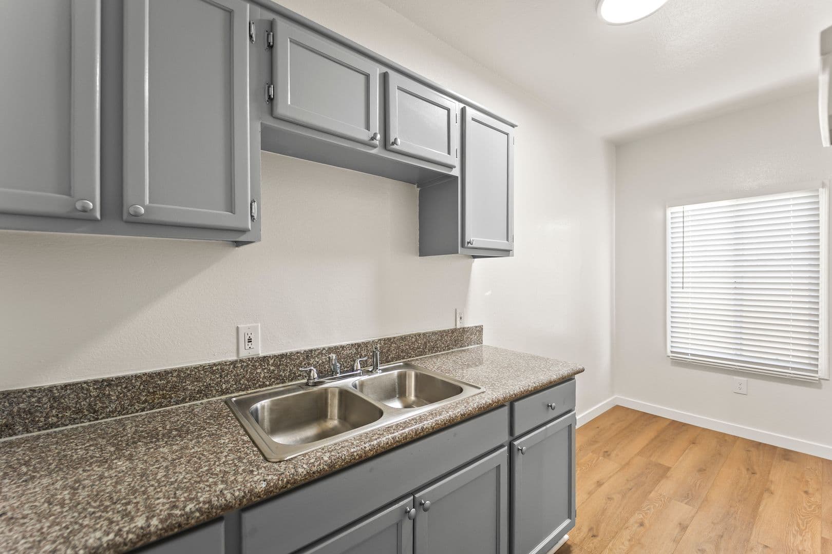 Los Angeles Apartment: 842 West 83rd Street
