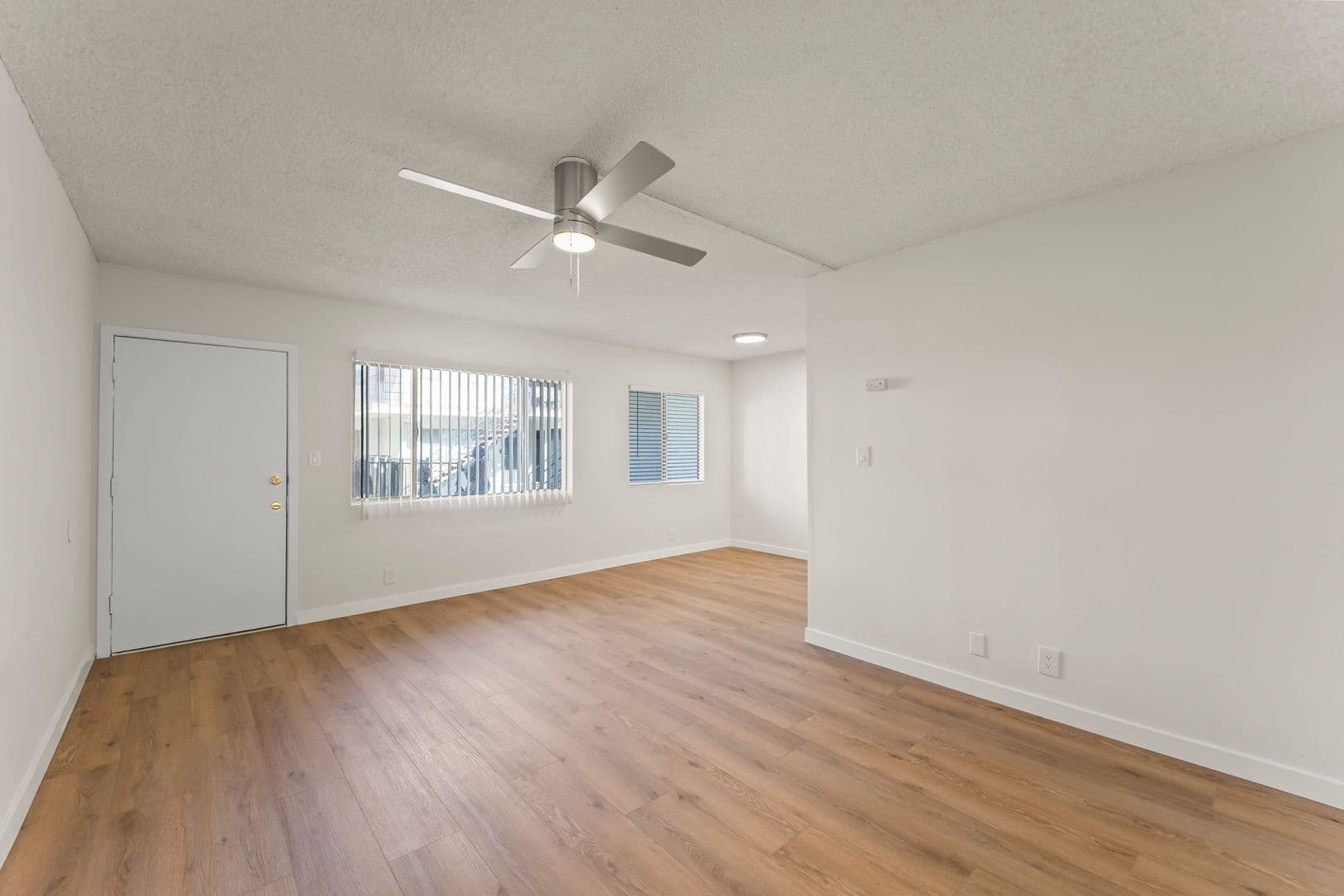 Los Angeles Apartment: 3205 W 60th St