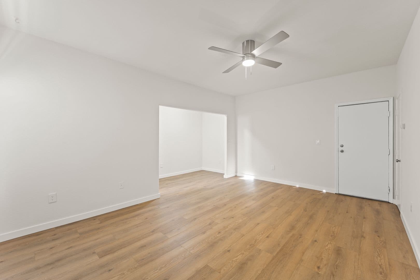Los Angeles Apartment: 842 West 83rd Street