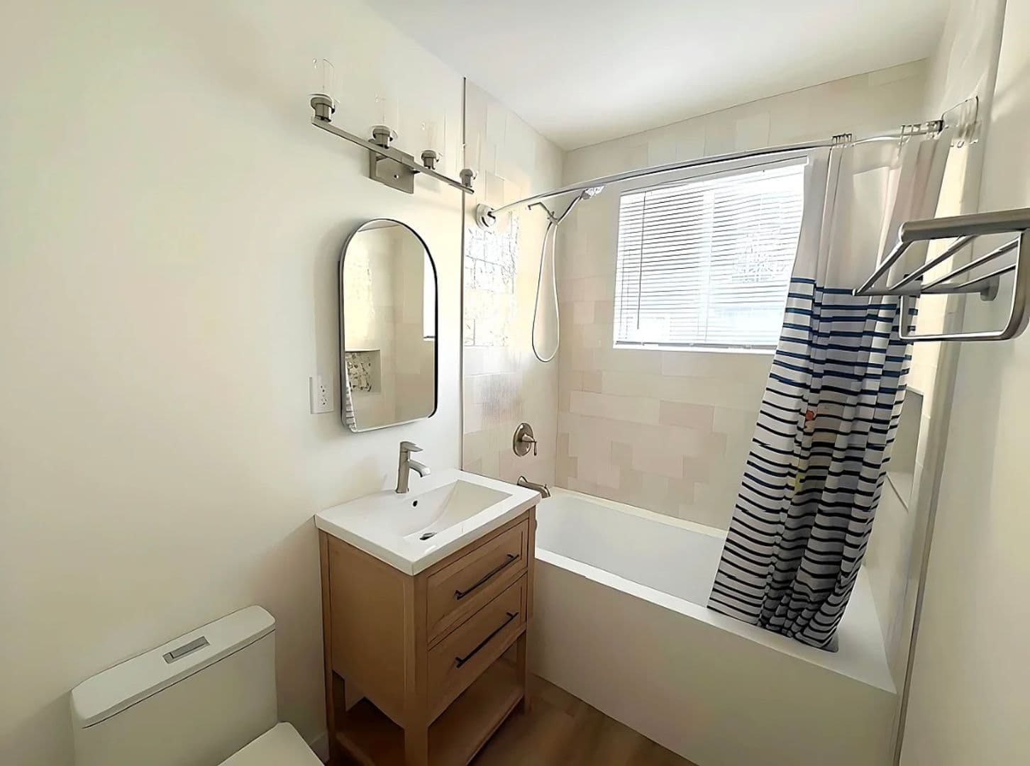 Sherman Oaks Apartment: 4462 Murietta Ave