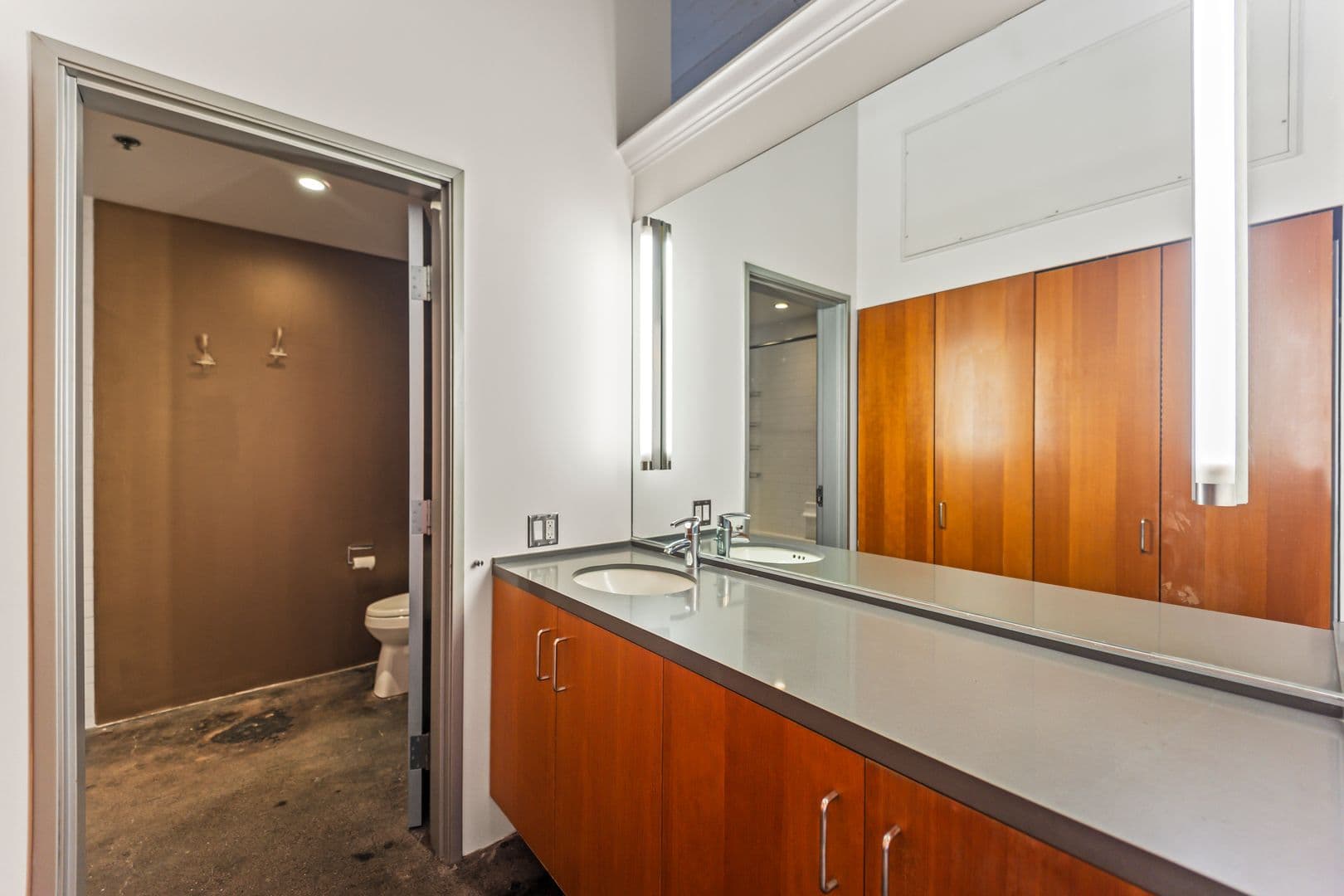 Los Angeles Apartment: 1855 Industrial St.