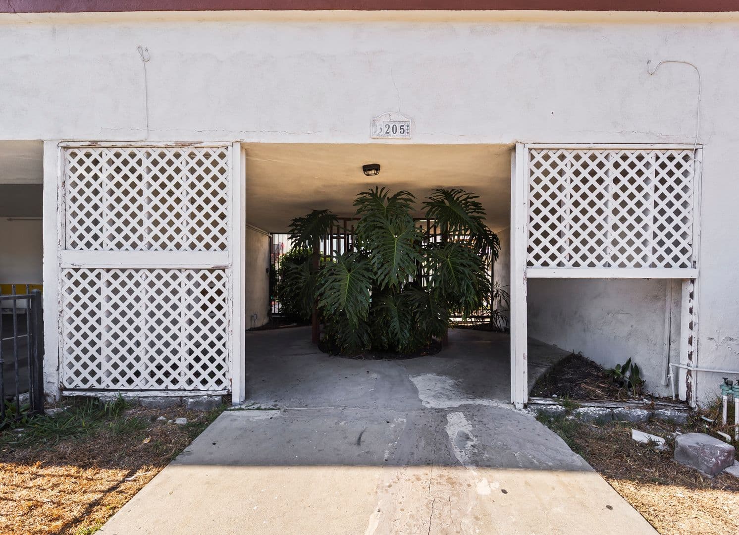 Los Angeles Apartment: 3205 W 60th St