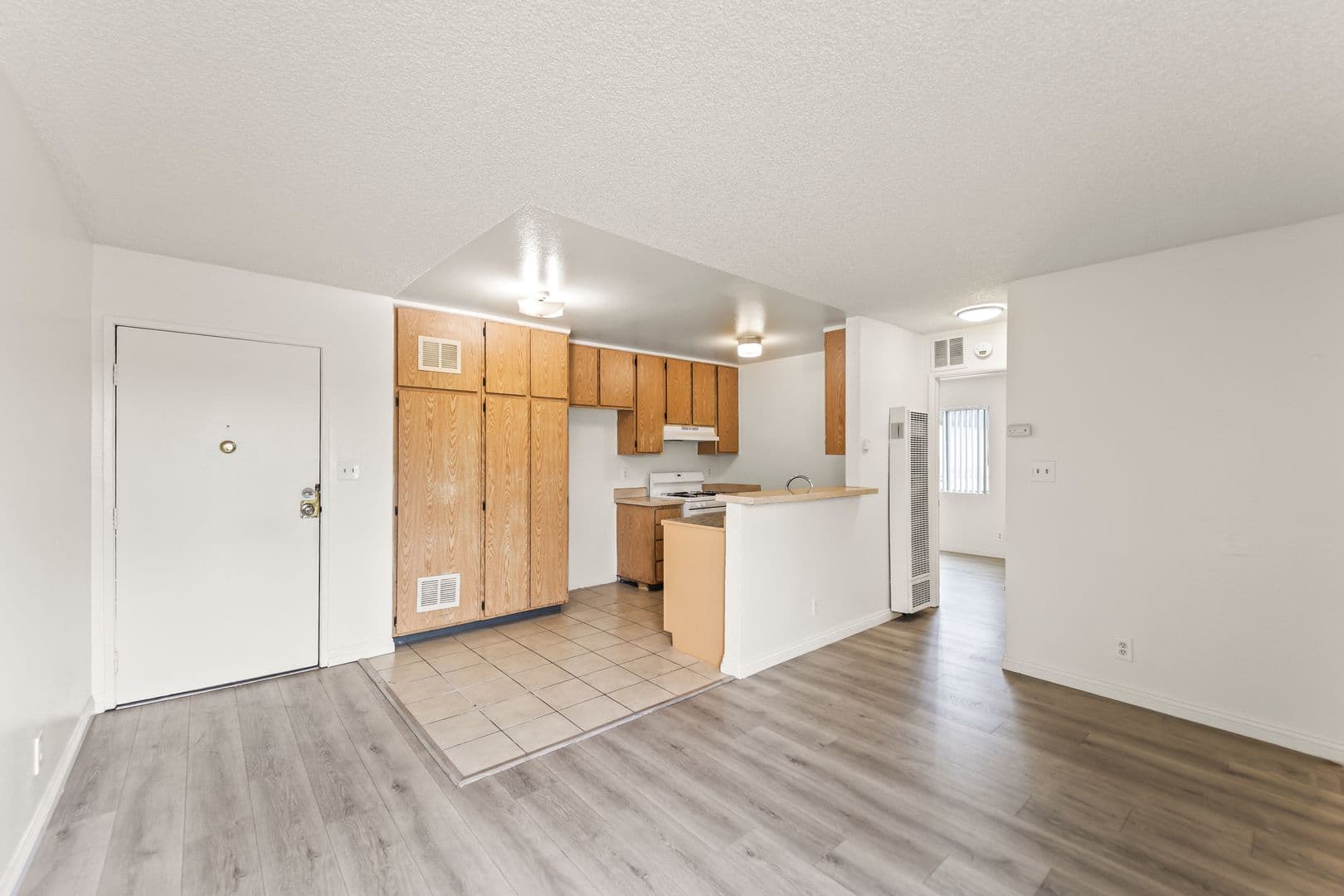Los Angeles Apartment: 1620 Bridge St.