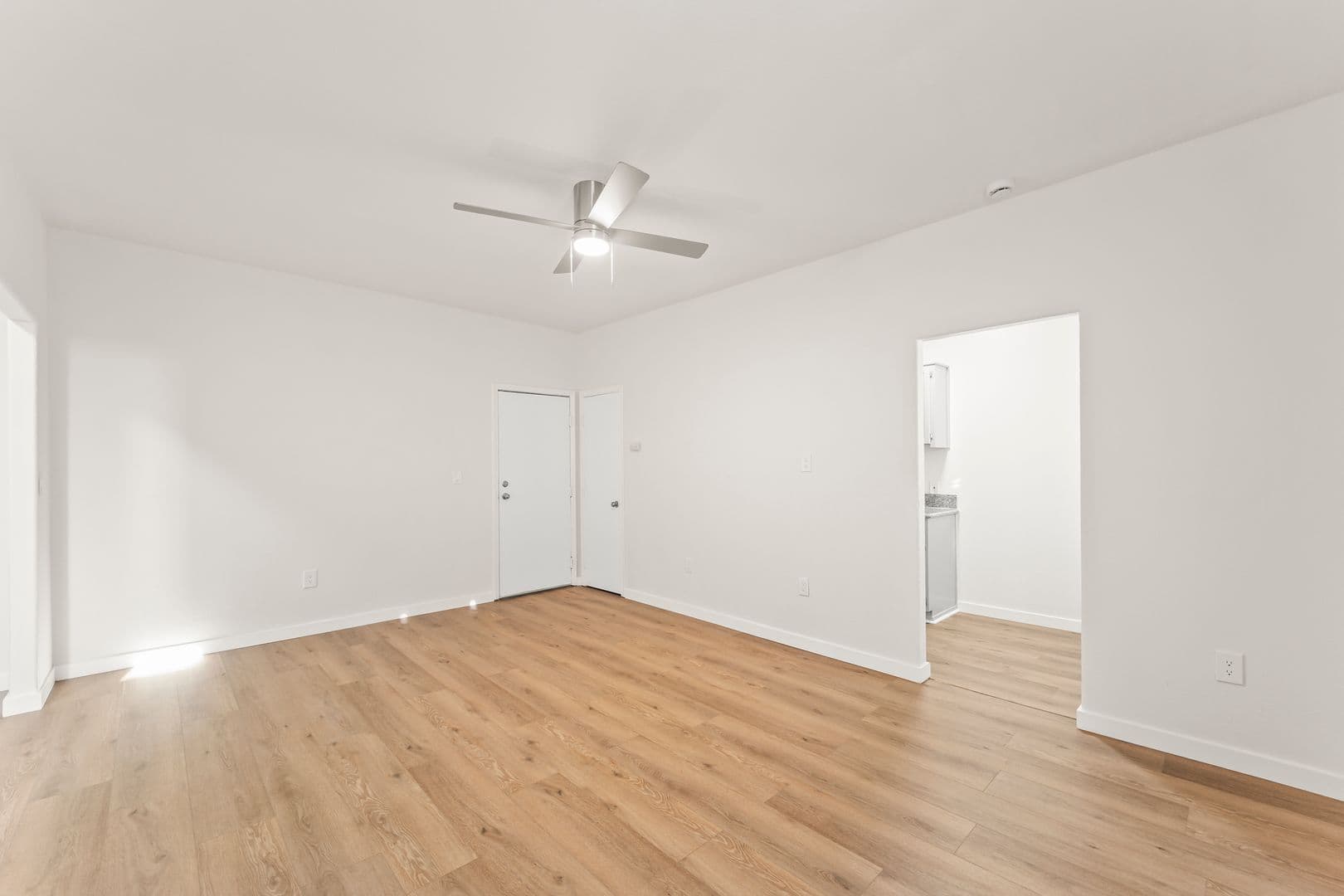 Los Angeles Apartment: 842 West 83rd Street