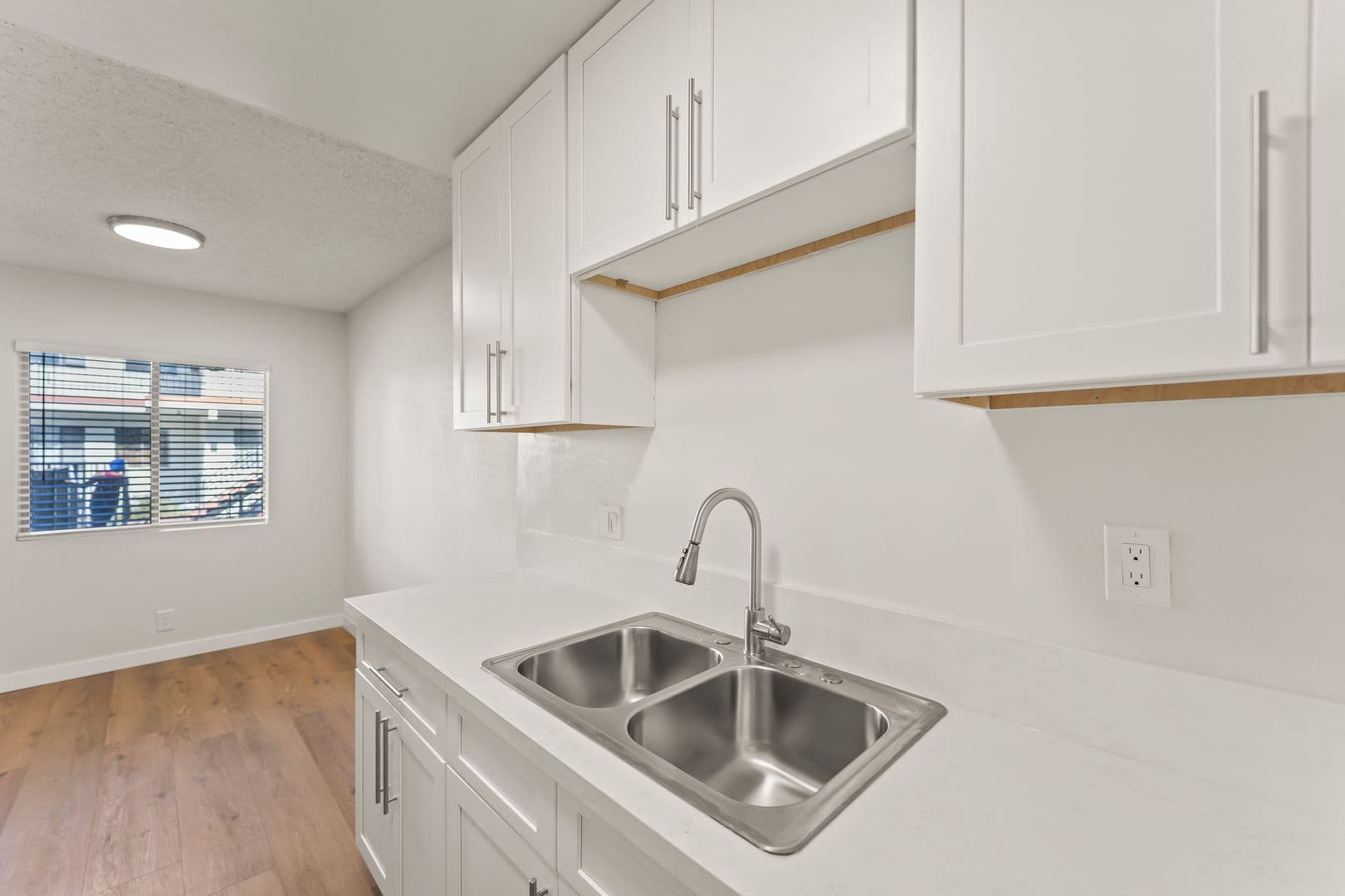 Los Angeles Apartment: 3205 W 60th St
