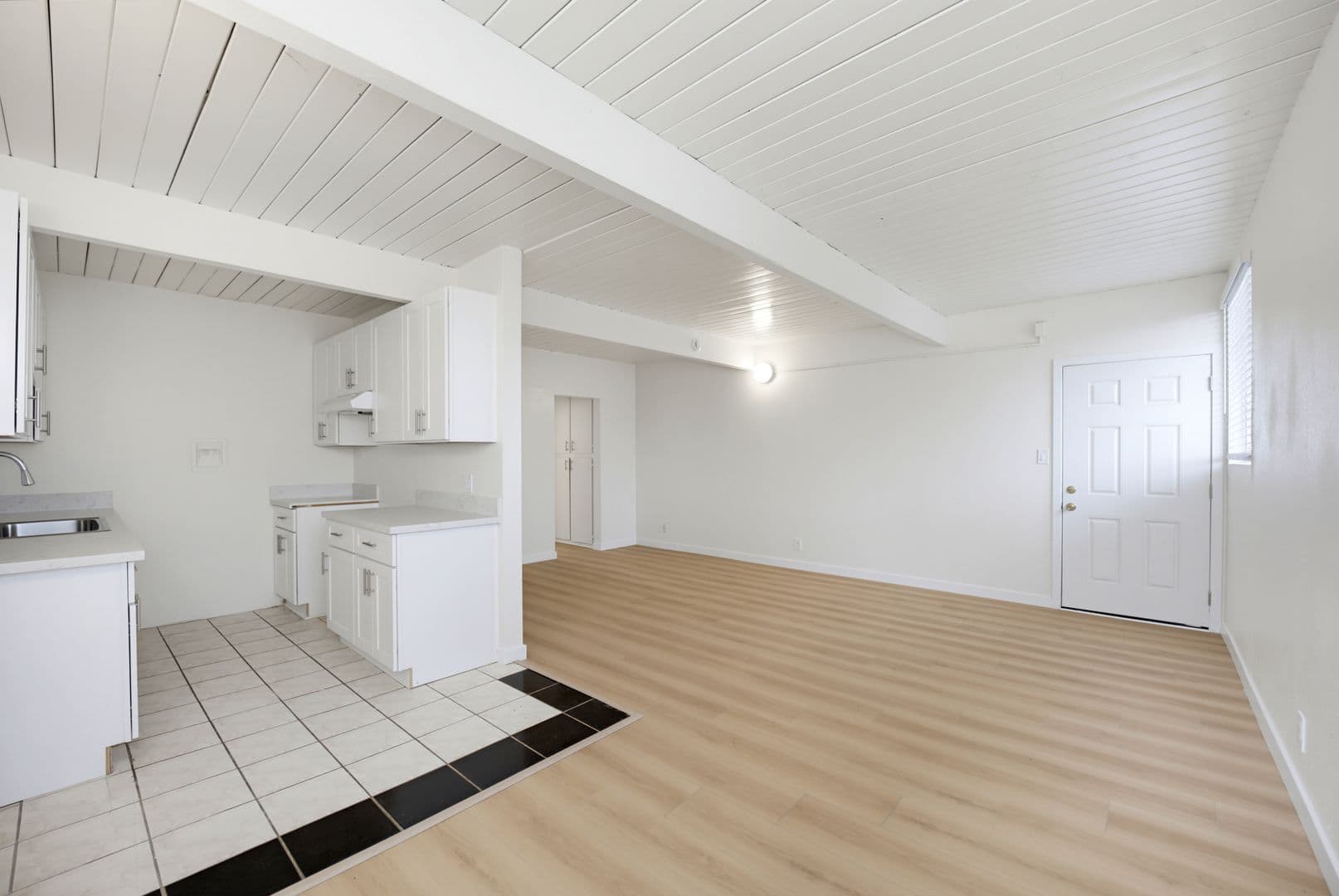 Los Angeles Apartment: 11242 S. New Hampshire Ave