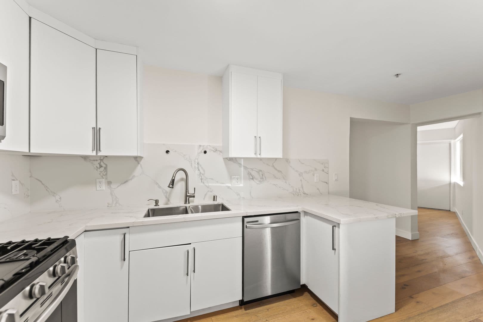 Inglewood Apartment: 231 East Hyde Park Blvd