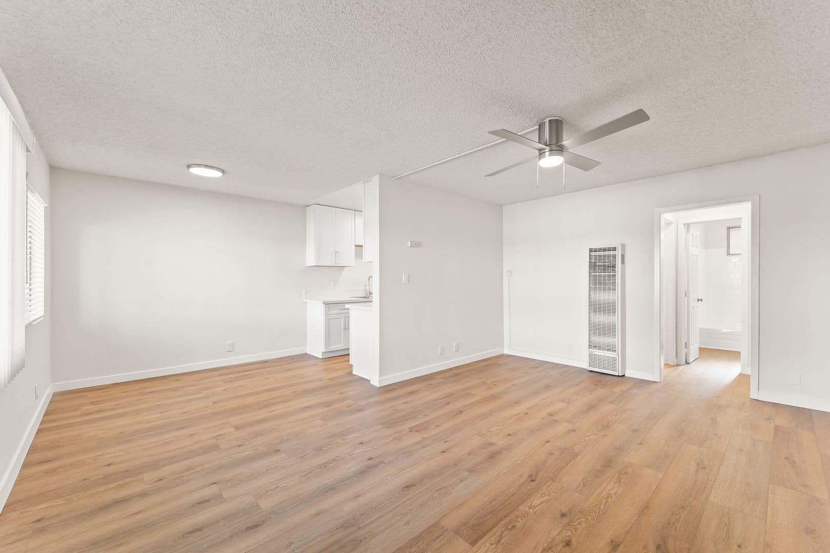 Los Angeles Apartment: 3205 W 60th St