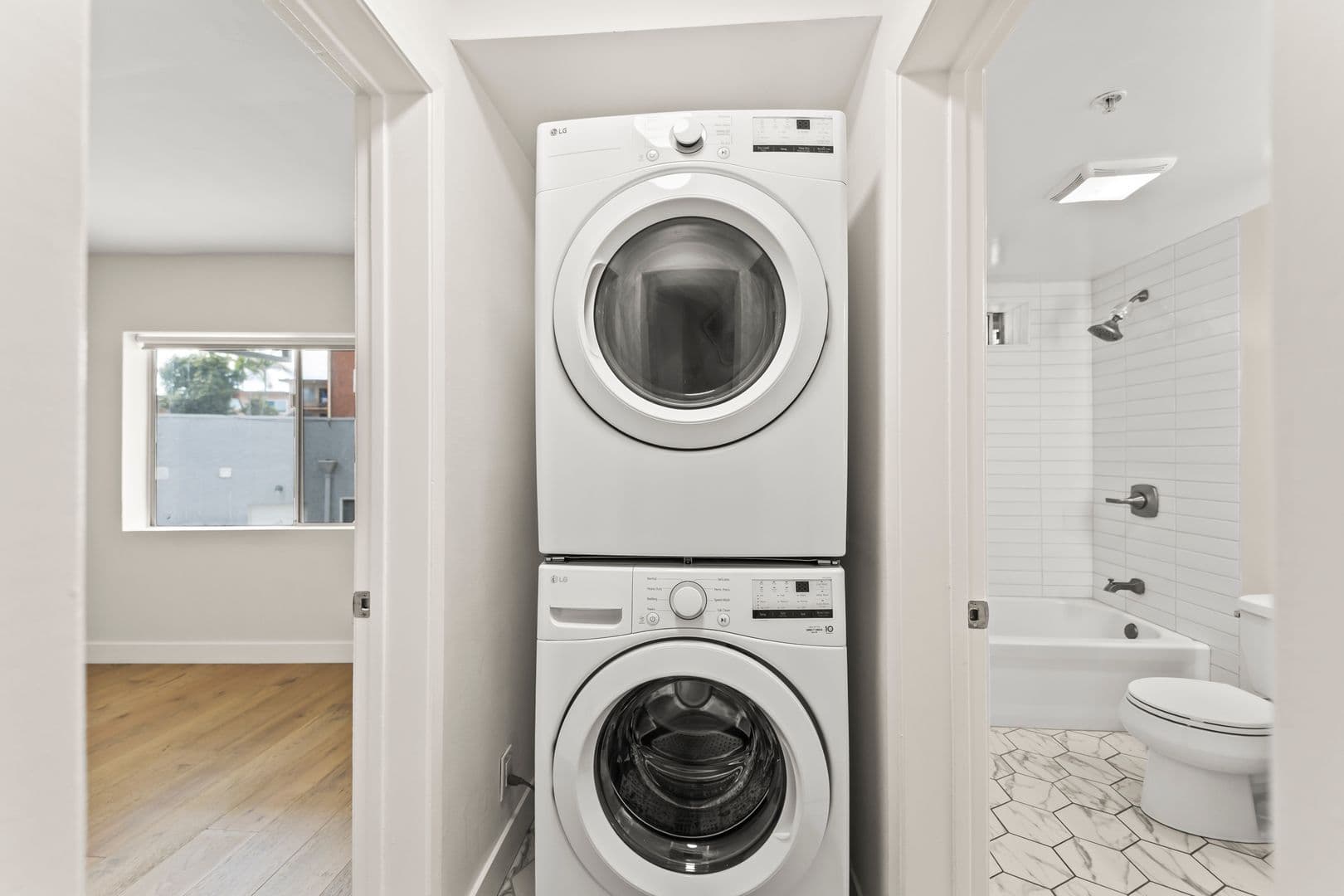 Inglewood Apartment: 231 East Hyde Park Blvd
