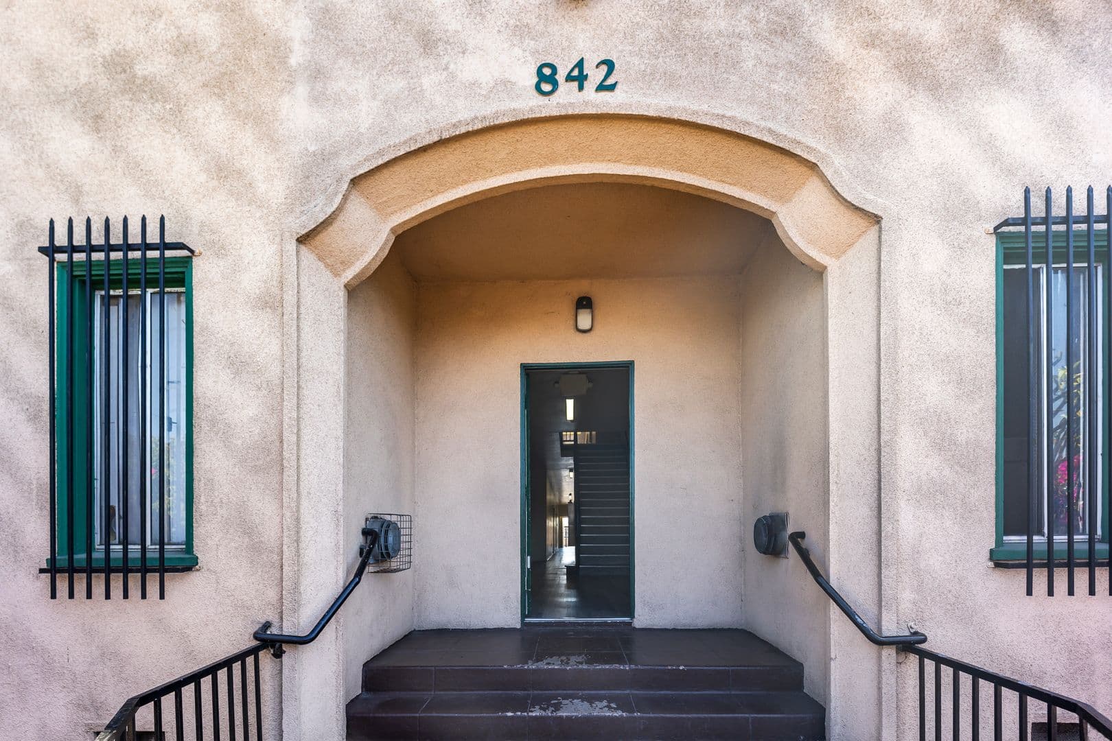 Los Angeles Apartment: 842 West 83rd Street