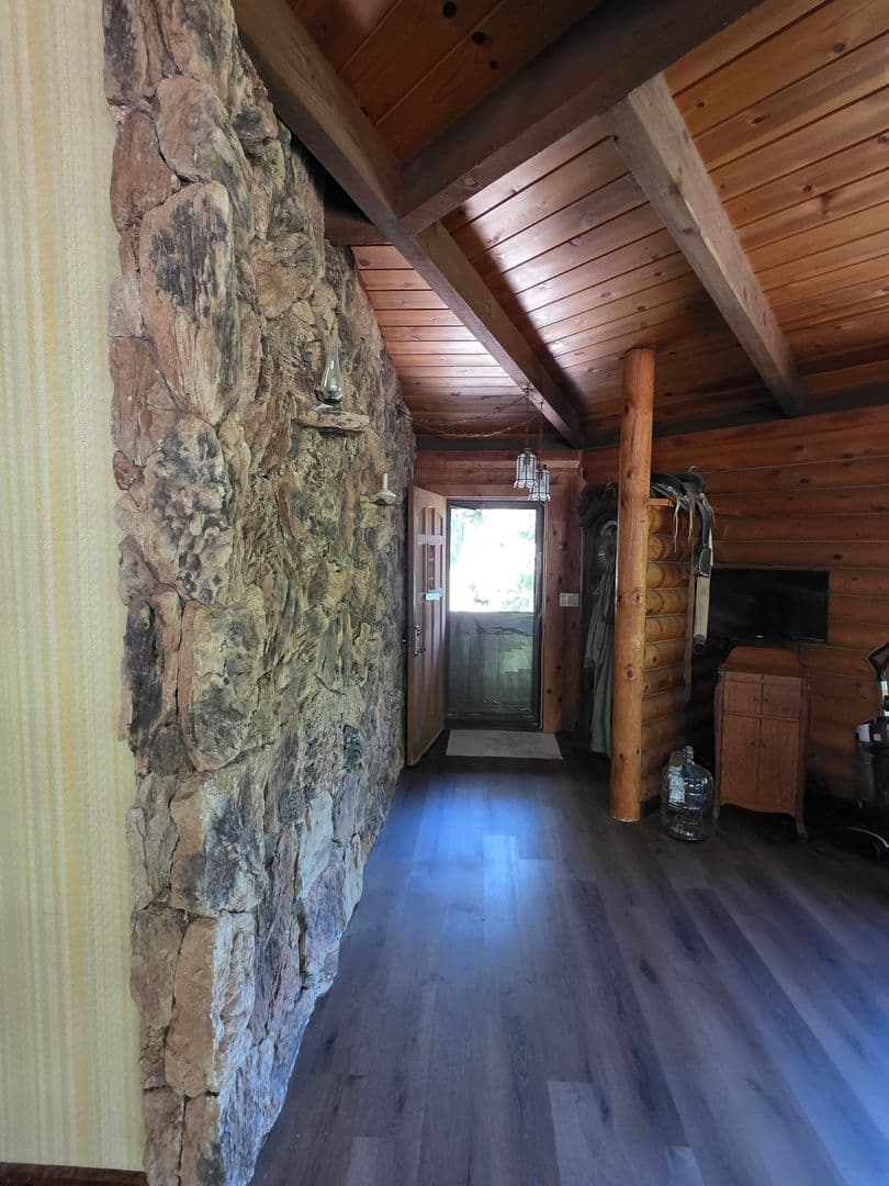Julian House: 7068 Sandy Creek