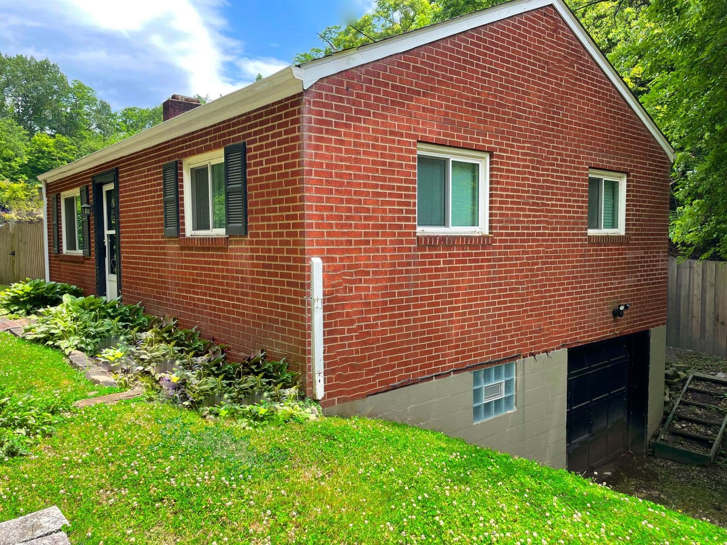 Pittsburgh House: 376 Spruce Run Rd