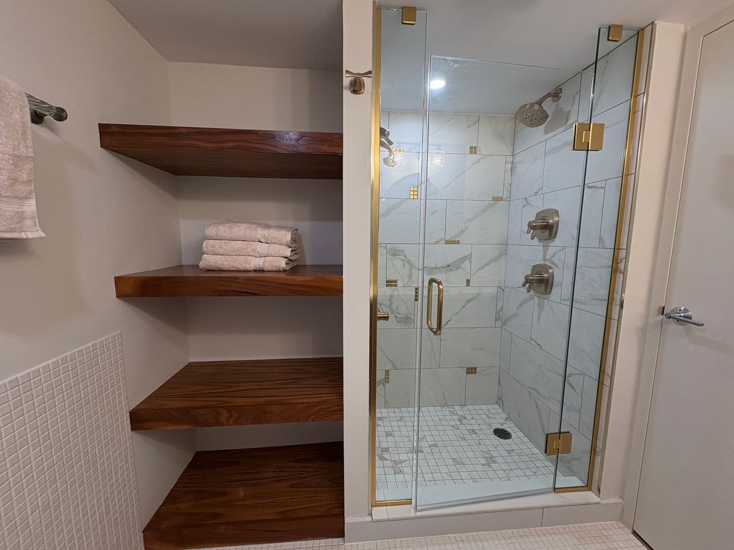 Lincoln Apartment: 1301 Lincoln Mall