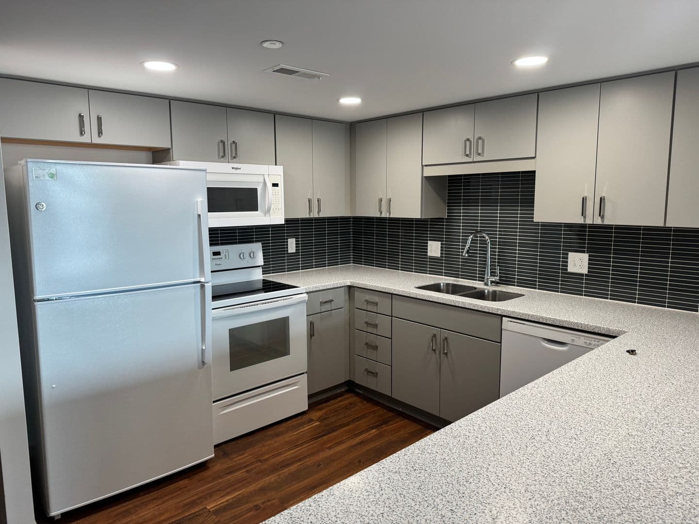 Lincoln Apartment: 1301 Lincoln Mall