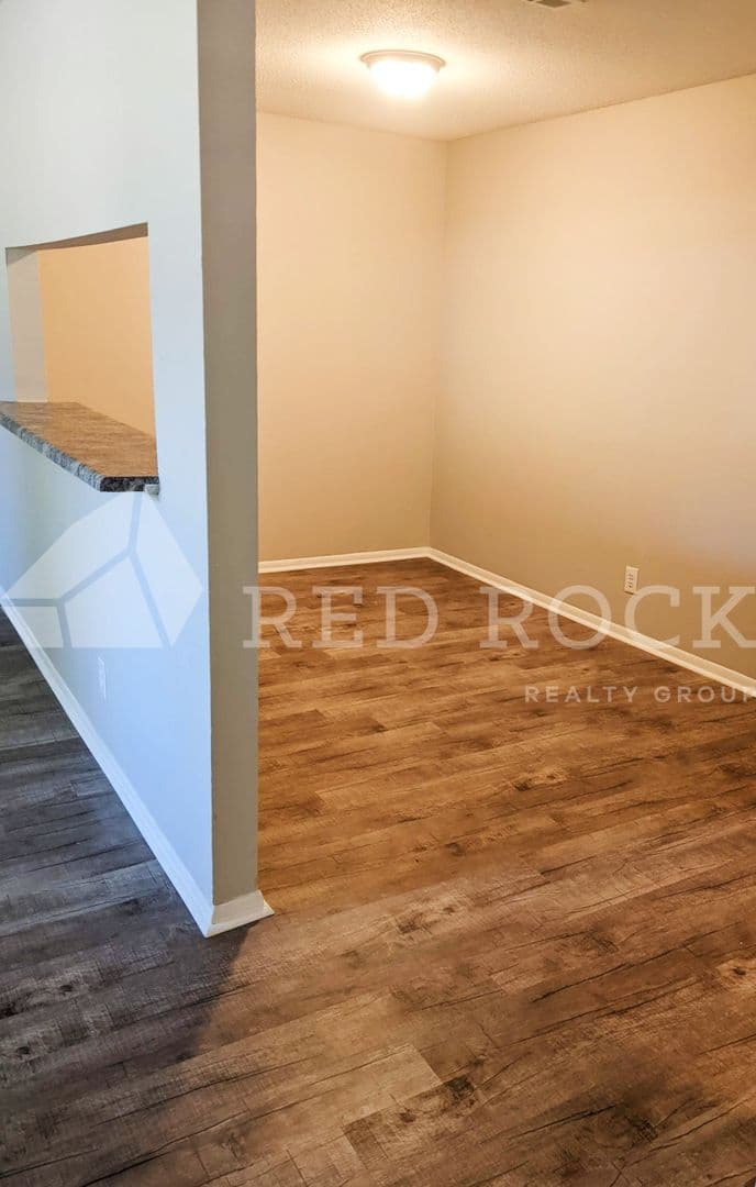 Columbus Apartment: 300 Holly Hills Rd