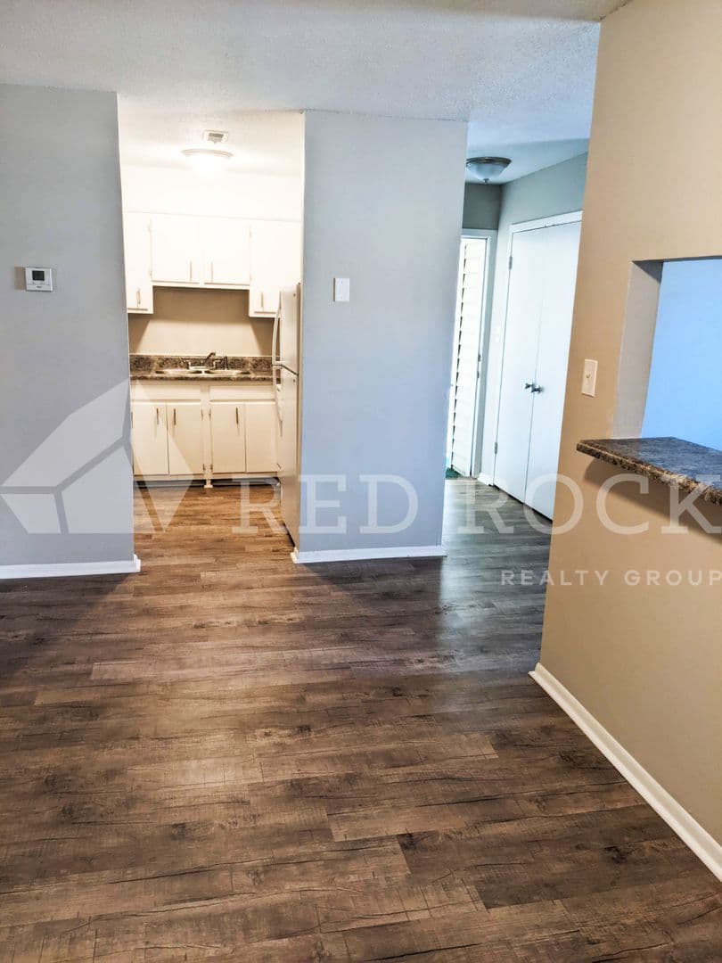 Columbus Apartment: 300 Holly Hills Rd