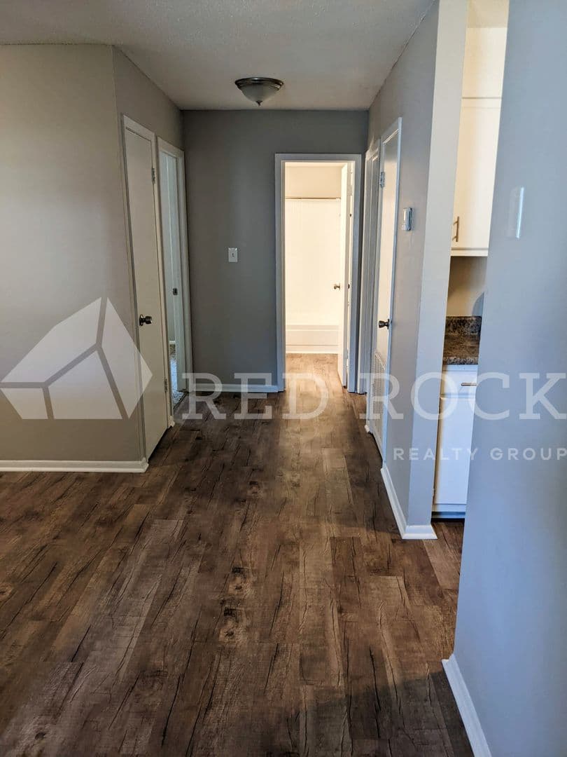 Columbus Apartment: 300 Holly Hills Rd